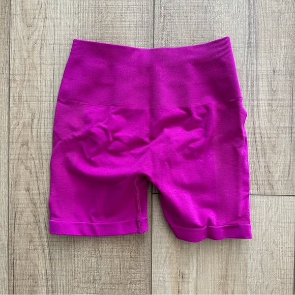 Alphalete Amplify 4.5” Shorts Magenta - Picture 2 of 3